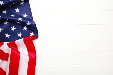 Beyaz arka planda Amerikan bayrağı. Bağımsızlık Günü