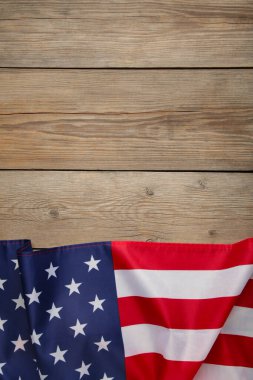 Gri ahşap arka planda Amerikan bayrağı. Bağımsızlık Günü