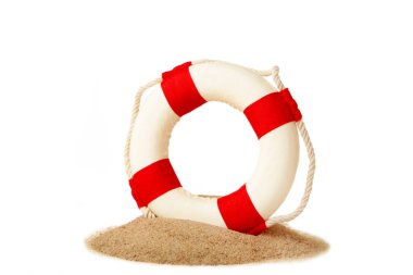 Beyaz arka planda kumdan izole edilmiş kırmızı-beyaz can simidi. Üst görünüm