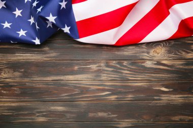 Kahverengi ahşap arka planda Amerikan bayrağı. Bağımsızlık Günü