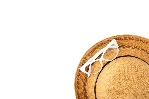 Beyaz Arkaplanda Izole Edilmiş Hasır Şapka Güneş Gözlüğü Üretimi — Stok fotoğraf