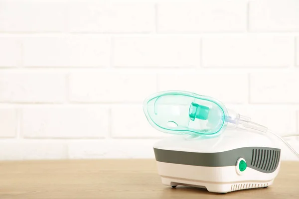 コピースペース付きテーブルにマスク付きコンプレッサーNebulizer — ストック写真