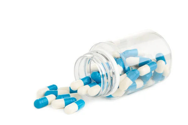 Blauwe Pillen Gemorst Uit Fles Geïsoleerd Witte Achtergrond Uitgesneden — Stockfoto