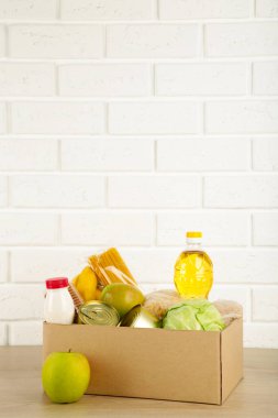 Bağış kutusunda beyaz tuğla duvarda yemek var. Üst manzara.