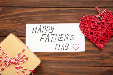 Mutlu Babalar Günü tebrik kartları ve kahverengi tahta arka planda kalpler. Boşluğu kopyala