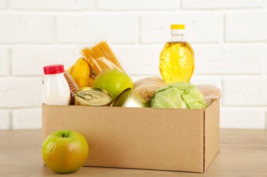 Bağış kutusunda beyaz tuğla duvarda yemek var. Üst manzara.