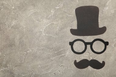 Gri beton arka planda mutlu babalar günü çıkartması. Hippiler itiraz eder. Babalar Günü