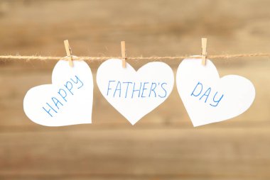 Gri arka planda kağıt kalpler üzerine Mutlu Babalar Günleri. Üst görünüm