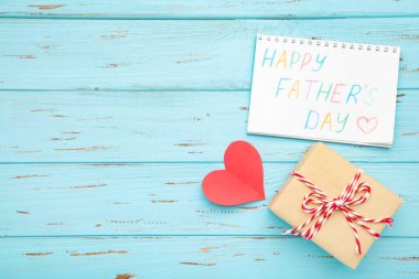 Mavi tahta arka planda Babalar Günü tebrik kartın kutlu olsun. Boşluğu kopyala