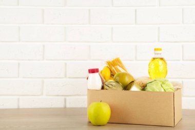 Bağış kutusunda beyaz tuğla duvarda yemek var. Üst manzara.