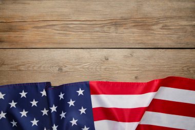 Gri ahşap arka planda Amerikan bayrağı. Bağımsızlık Günü