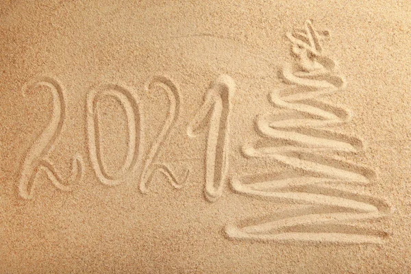 2021 Новый Год Текст Елкой Песчаном Фоне Вид Сверху — стоковое фото