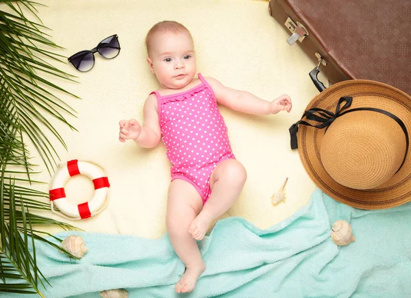 Linda Niña Con Accesorios Playa Vacaciones Mar Con Bebé Concepto — Foto de Stock