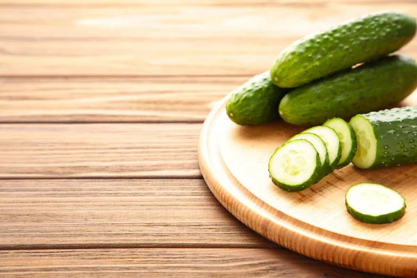 Fresh Cucumbers Wooden Cutting Board Brown Background Top View — Stock Photo, Image