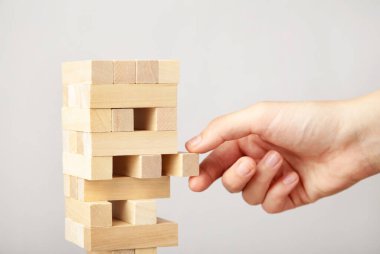 İş kadını, tahta yapbozun son parçasını kendi elleriyle seçip koydu. Stratejide son önemli çözümün soyut iş konsepti.