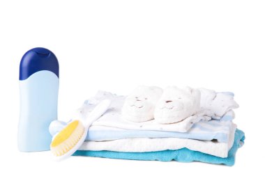 Beyaz arka planda izole edilmiş duş aksesuarlı bebek kıyafetleri, üst görünüm