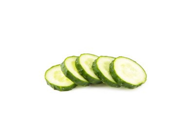 Beyaz arka planda izole edilmiş taze salatalık dilimleri. Üst görünüm