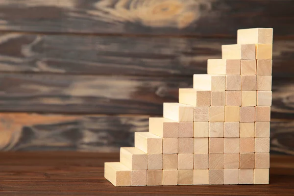 ステップ階段として積層木ブロック 成長成功プロセスのためのビジネスコンセプト 茶色の背景のブロック — ストック写真