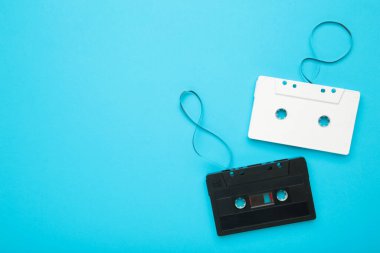 Mavi arkaplandaki manyetik bantlı ses kasetleri kopyalandı. Üst görünüm