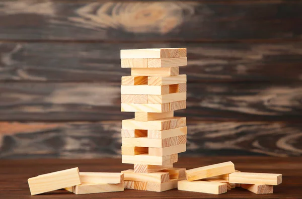 木材ゲームでビジネスリスクの概念 茶色の背景に木製のブロック — ストック写真