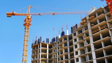 Crane binanın yanında. İnşaat alanı. 