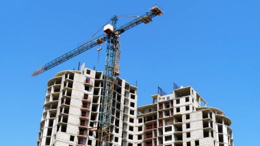 Crane binanın yanında. İnşaat alanı 