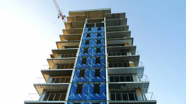 Consrtuction vinç. Mavi gökyüzü karşı kendini ereksiyon vinç.