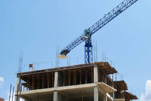 İnşaat alanı. Vinçli inşaat alanı. Beton bina yapım aşamasında