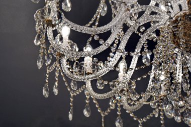 Lüks bir restoranın tavanında lüks bir avize. Yakın plan. Seçici odak.