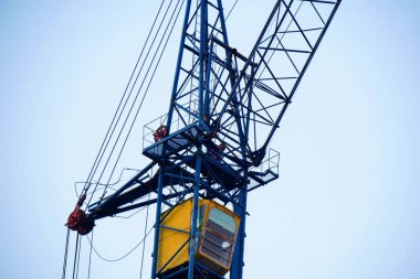 Turna. Mavi gökyüzüne karşı kendi kendine ereksiyon vinci. Kapatın. İnşaat alanı.