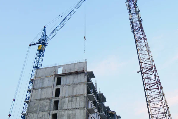 Edificio Hormigón Construcción Lugar Construcción Dos Grúas Torre Cerca Del — Foto de Stock