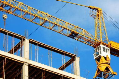 Vinç. Beton bina yakın kendinden montaj vinç. Şantiye.