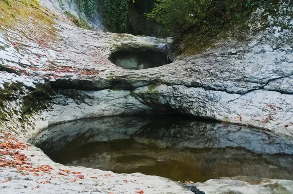 孔洞和有干净水的深洞 它们是由山区河流中的水流形成的 阿布哈兹格鲁吉亚 — 图库照片