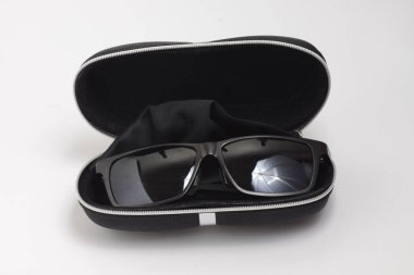 Beyaz arkaplanda siyah güneş gözlüğü