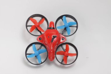 Fpv kameralı kırmızı mikro kuadkopter