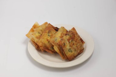 Martabak telur, Endonezya 'nın en popüler ve lezzetli yiyeceklerinden biridir. Yumurta ve sebzelerden yapılır.