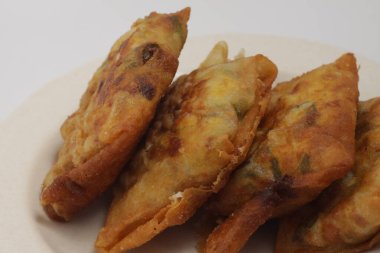 Martabak telur, Endonezya 'nın en popüler ve lezzetli yiyeceklerinden biridir. Yumurta ve sebzelerden yapılır.