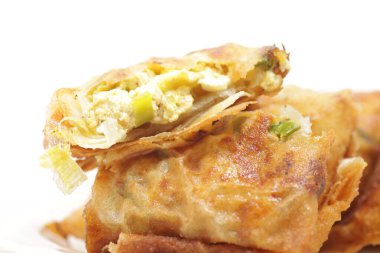 Martabak telur, Endonezya 'nın en popüler ve lezzetli yiyeceklerinden biridir. Yumurta ve sebzelerden yapılır.