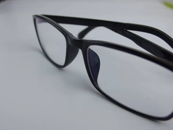 Schwarze Gläser Auf Weißem Speck — Stockfoto