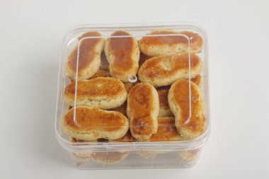 Beyaz izole edilmiş arka planda fıstık kurabiyeleri.