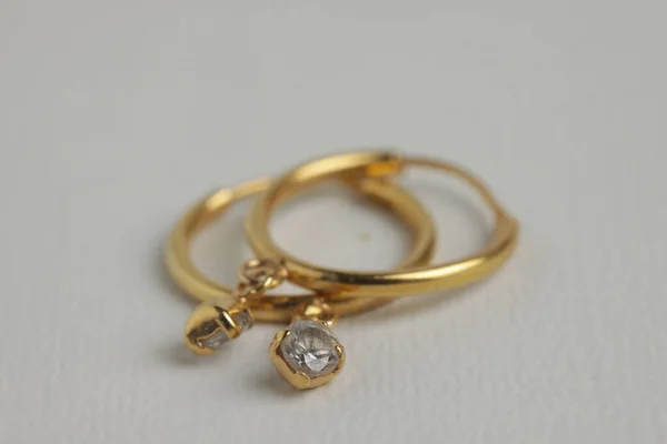 Close Scheut Gouden Oorbellen Met Diamant Geïsoleerd — Stockfoto
