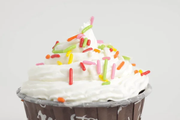 Een Cupcake Met Kleurrijke Rijstchocholaat — Stockfoto