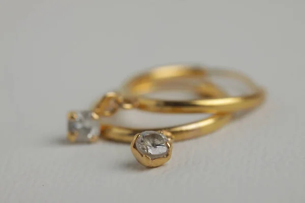 Κοντινό Πλάνο Από Χρυσά Σκουλαρίκια Διαμάντια Απομονωμένα — Φωτογραφία Αρχείου