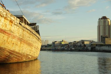Sunda Kelapa Limanı Jakarta 'ya demirlemiş tahta gemiler (Jakarta 01 Mayıs 2019)