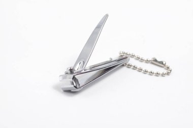 Gümüş tırnak makası araçları beyaz arkaplan