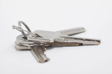 İzole edilmiş beyaz arkaplanda anahtarlar