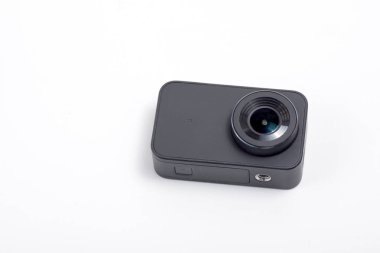 İzole edilmiş bir arkaplanda siyah eylem kamerası