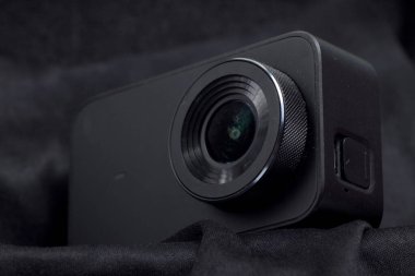 İzole edilmiş bir arkaplanda siyah eylem kamerası