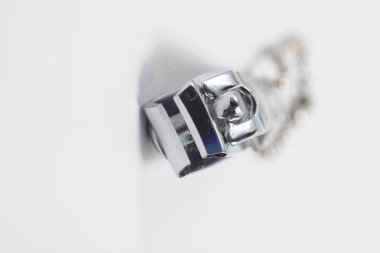 Gümüş tırnak makası araçları beyaz arkaplan