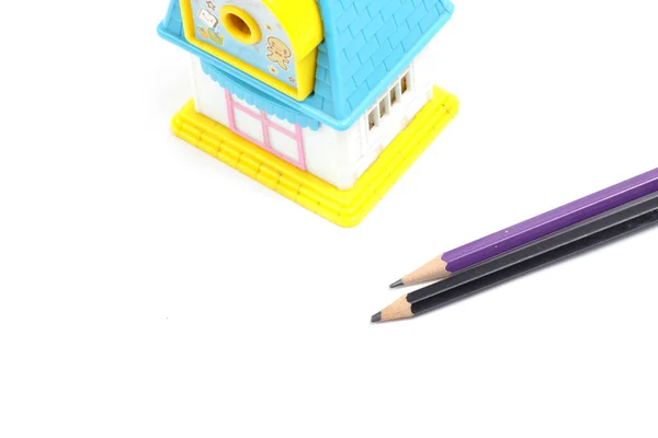 房子形状铅笔锐器隔离 — 图库照片